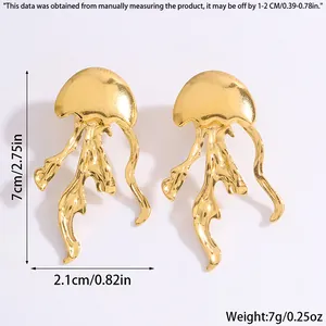 Détail de boucles d'oreilles méduse dorées avec dimensions et finition polie