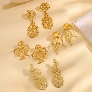 Set de boucles d'oreilles en acier doré aux motifs de corail et de pieuvre