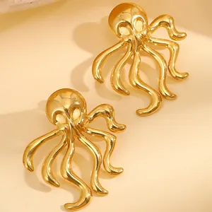 Détail macro de boucles d'oreilles poulpe plaquées or poli au style océanique