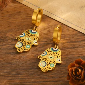 Retro goldene Hamsa-Hand Ohrringe mit blauem Bösen Blick Emaille auf Holzgrund