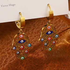 Detailansicht der Hamsa-Hand-Ohrringe mit bunten Böser Blick-Anhängern in Goldstahl