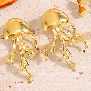 Détail de boucles d'oreilles méduses plaquées or avec finition polie et design marin