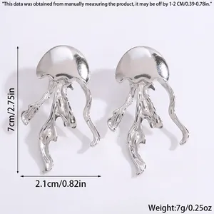 Détail de boucles d'oreilles méduse argentées avec dimensions de 7cm de long et 2,1cm