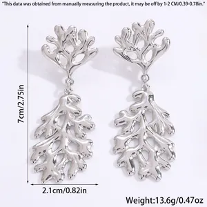 Vue détaillée des boucles d'oreilles corail argentées avec dimensions et 7cm de hauteur