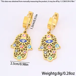 Detailansicht der goldenen Hamsa-Hand-Ohrringe mit bunten bösen Augen und Maßen