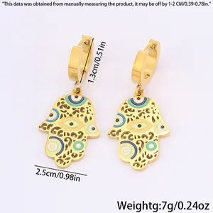 Detailansicht der goldenen Hamsa-Ohrringe mit blauem bösem Blick und Maßen