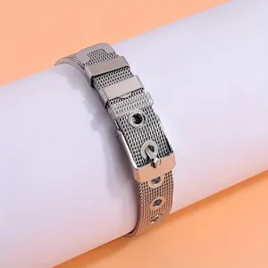 Détail du bracelet en acier inoxydable maille milanaise argentée avec boucle ardillon