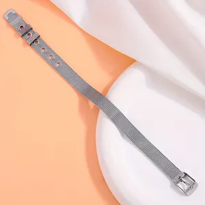 Vue détaillée du bracelet de montre en maille d'acier argenté avec boucle et trous