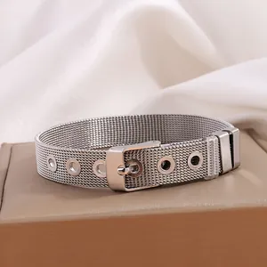 Détail du bracelet en maille d'acier inoxydable argenté avec boucle de ceinture réglable