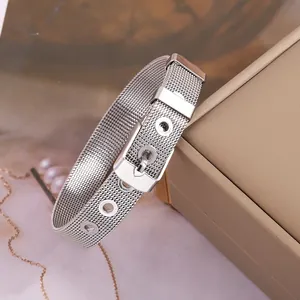 Détail macro du bracelet à mailles milanaises argentées avec boucle de montre classique