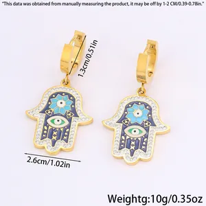 Detailansicht der Hamsa-Hand-Ohrringe mit bösem Auge Emaille und 18k Vergoldung