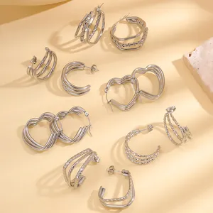 Collezione di orecchini in acciaio inossidabile argento con design a cuore a strati