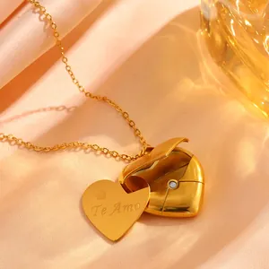 Collana con medaglione a cuore in acciaio inossidabile placcato oro 18k e incisione