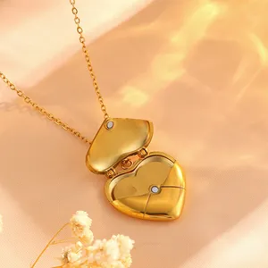 Vista dettagliata di una collana con medaglione a cuore apribile con finitura in oro 18 carati