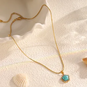 Collier fleur turquoise doré avec bordure en diamants sur chaîne serpent pour femme