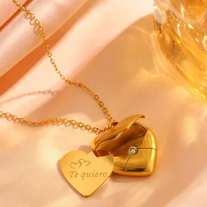 Dettaglio della collana con medaglione a cuore in oro 18k con incisione Te quiero