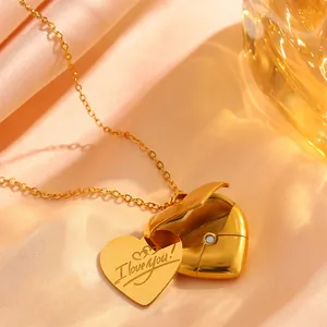 Dettaglio della collana a medaglione a busta cuore con piastrina incisa I love you