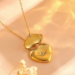 Dettaglio della collana con medaglione a cuore dorato e chiusura magnetica con incisione