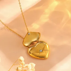 Dettaglio della collana medaglione cuore 18k con incisione I love you e chiusura magnetica