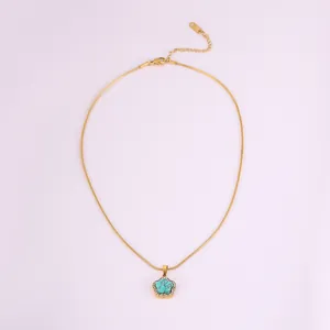 Détail du pendentif fleur turquoise avec cristaux sur collier chaîne serpent dorée