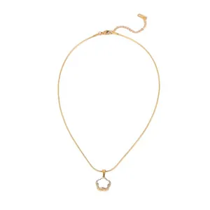 Collier fleur dorée avec pierre turquoise et diamants brillants sur une chaîne serpent fine