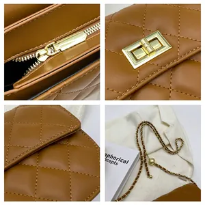 Detailweergave van bruine gewatteerde tas met gouden hardware en kettingriem