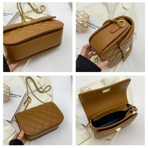 Detail van bruine gewatteerde crossbodytas met gouden ketting en metalen draaisluiting