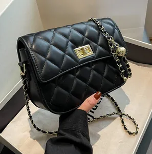 Zwarte gewatteerde crossbodytas met gouden balketting en draaisluiting voor dames