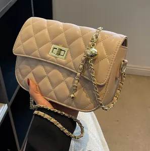 Klassieke gewatteerde crossbodytas in beige met gouden ketting en metalen detail