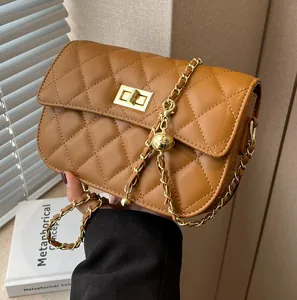 Elegante bruine gewatteerde crossbodytas met gouden ketting en verstelbare bal