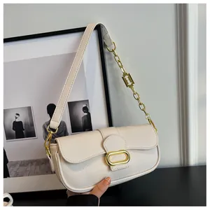 Elegante bolso baguette de cuero beige con cadena dorada y cierre metálico