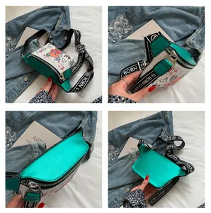 Detalle del mini bolso bandolera con grafitis de dibujos animados y correa de contraste