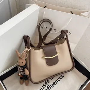 Dames Retro PU Leren Schoudertas Stijlvolle Contrast Kleurblok Crossbody Tas Elegante Messenger Bag Met Konijn Hanger Voor Dagelijks Gebruik