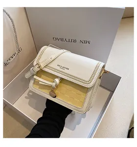 Dettaglio della borsa a tracolla alla moda con finiture dorate in confezione regalo