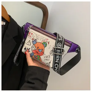 Detalle del bolso de pecho blanco con grafiti de dibujos y detalles morados en correa ancha