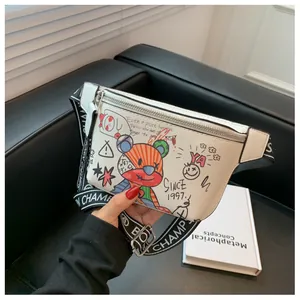 Detalle del bolso de cintura graffiti blanco con oso de dibujos animados y cremallera metálica
