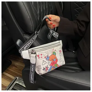 Detalle de riñonera blanca de cuero PU con estampado de oso y correa ancha negra