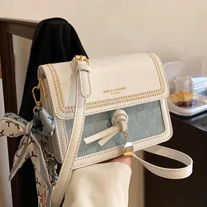 Borsa a tracolla minimalista da donna in pelle beige e blu con sciarpa decorativa