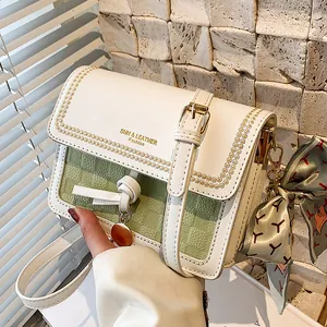 Borsa a tracolla chic crema e verde chiaro con bordo floreale e dettaglio foulard