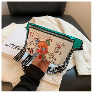 Detalle del bolso de pecho en cuero blanco con estampado de oso graffiti y correa ancha