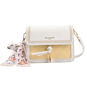 Borsa a tracolla quadrata bicolore con patta bianca, corpo giallo e foulard in seta decorativo