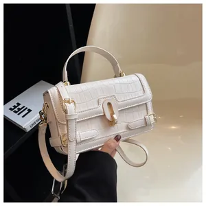 Elegante borsa quadrata beige con goffratura coccodrillo e chiusura a girello oro