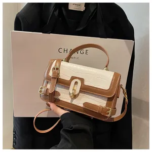 Borsa a tracolla stile francese con trama a coccodrillo, manici marroni e chiusura dorata