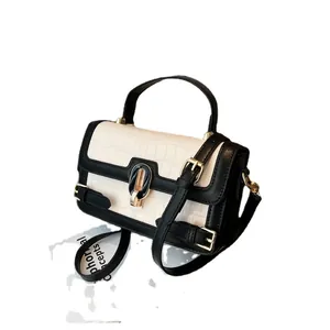 Borsa a tracolla stile francese in pelle nera e trama a coccodrillo bianca