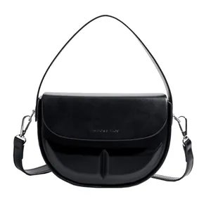 Minimalistische schwarze Satteltasche aus mattem Leder mit Crossbody-Schultergurt