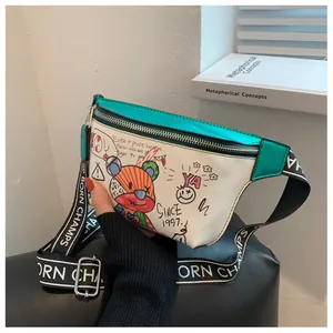 Detalle de riñonera deportiva con graffiti y correa ancha ajustable con logotipo