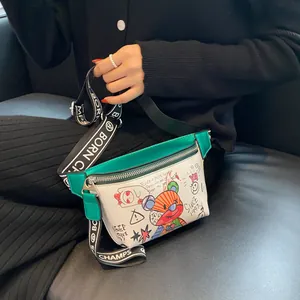 Bolso de pecho de oso graffiti con diseño de contraste verde y blanco y correa ancha