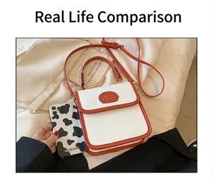 Piccola borsa a tracolla bianca quadrata mostrata con un cellulare per confronto taglie