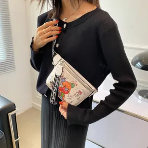 Bolso de pecho blanco para mujer con estampado de graffiti y correa ancha ajustable