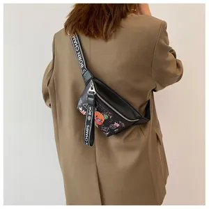 Elegante riñonera de cuero negro con grafiti de colores y correa ancha para mujer